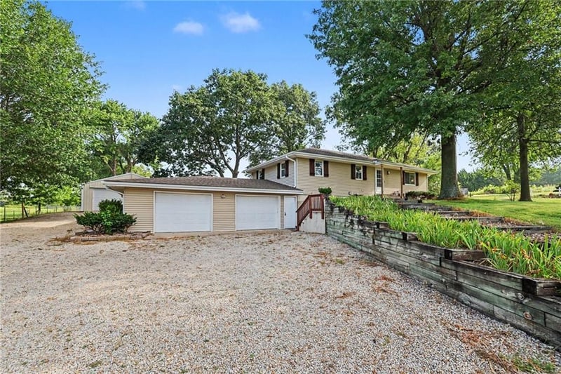 13744 Archer Rd, Bonner Springs, KS 66012