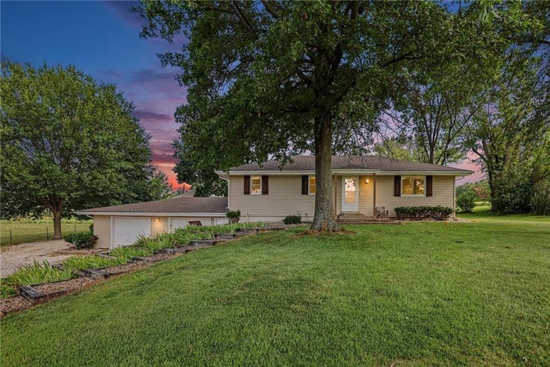 13744 Archer Rd, Bonner Springs, KS 66012