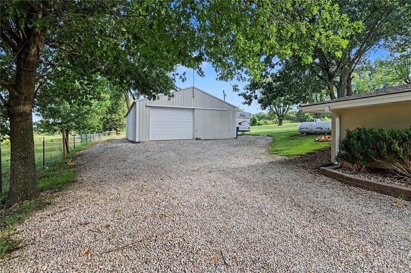 13744 Archer Rd, Bonner Springs, KS 66012