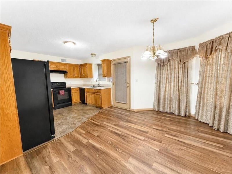 3823 E 53rd St, Kansas City, MO 64130