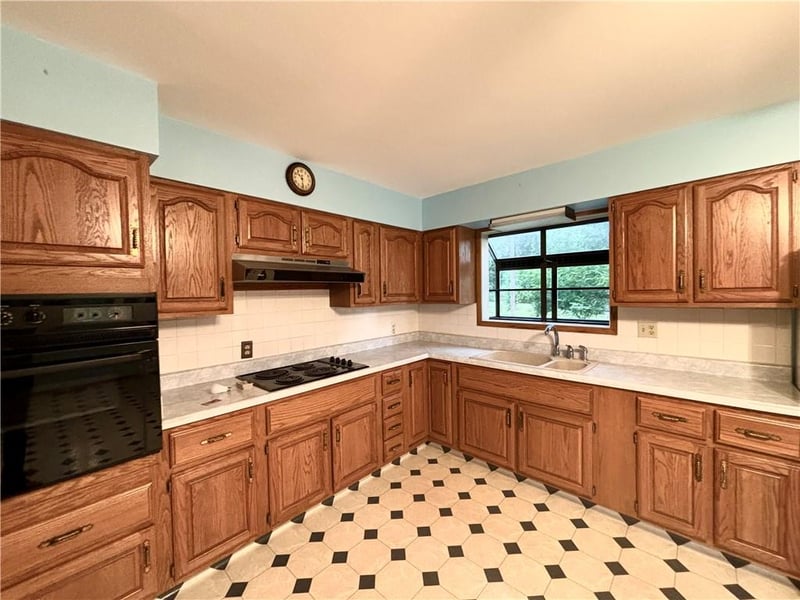 1609 Green Valley Rd, St Joseph, MO 64505