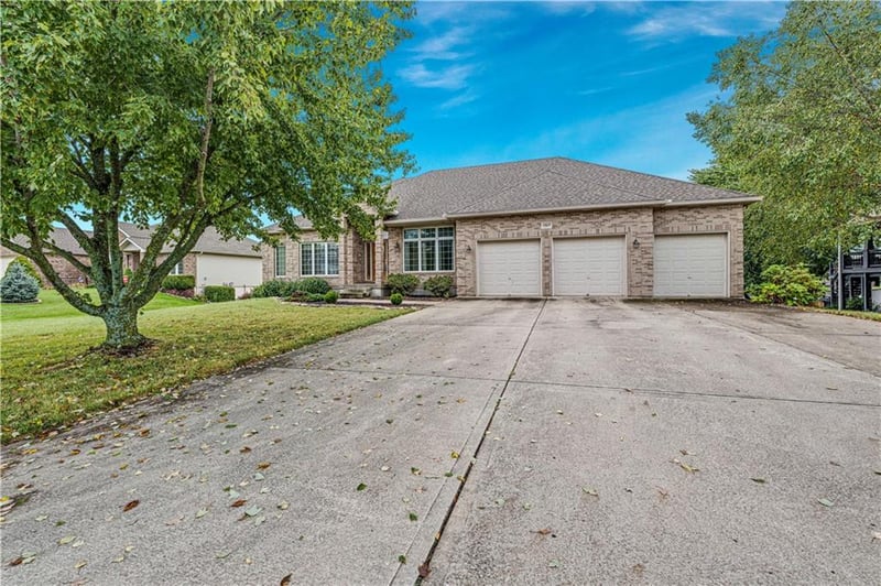 15613 Cedar Ln, Basehor, KS 66007