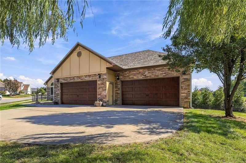 417 SE Hackamore Ct, Lee's Summit, MO 64082