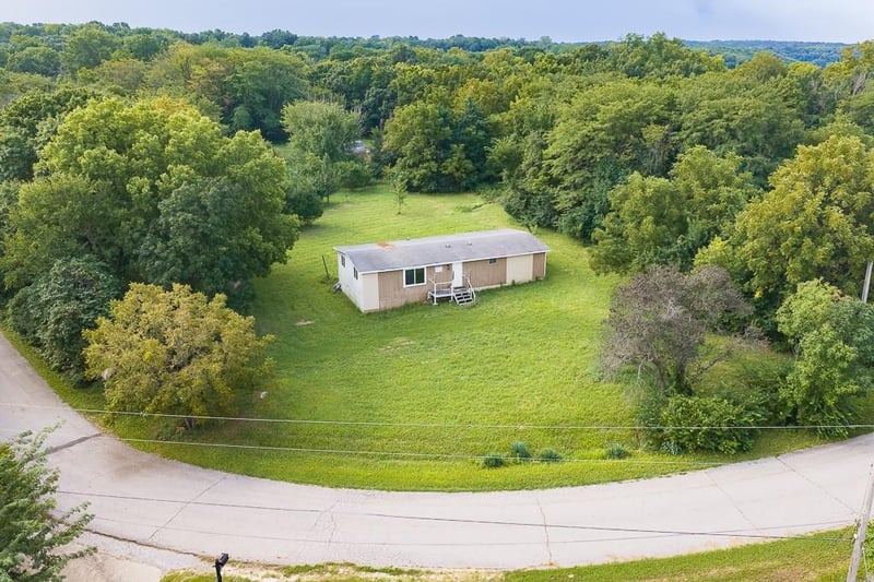 9445 Village Ln, Ozawkie, KS 66070