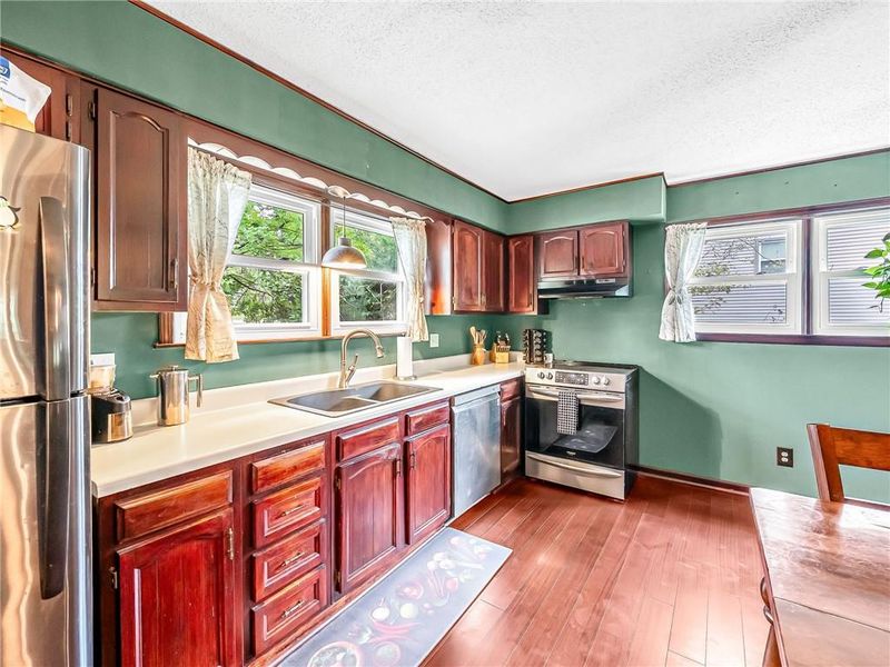 6732 NW Hidden Valley Rd, Parkville, MO 64152