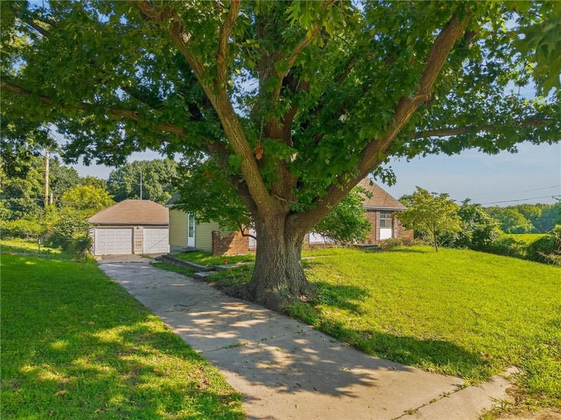 8204 NE 53rd St, Kansas City, MO 64119