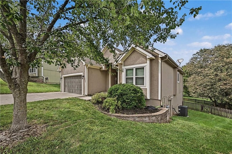 10726 N Tennessee Ave, Kansas City, MO 64157