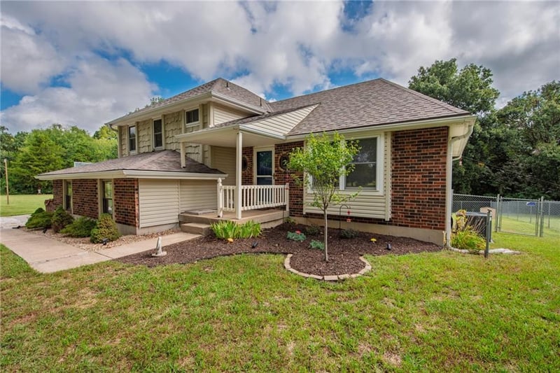 10505 S Munro Rd, Lone Jack, MO 64070