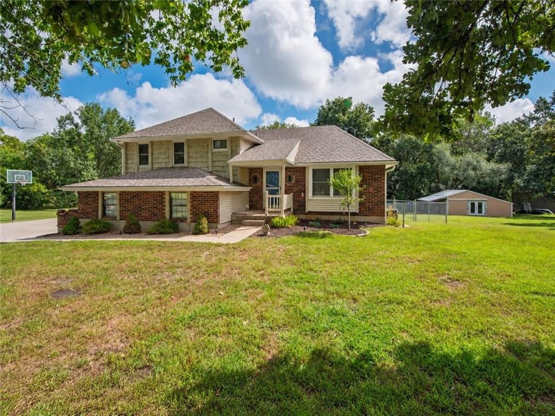 10505 S Munro Rd, Lone Jack, MO 64070