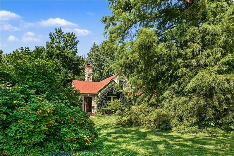1902 S Lake Dr, Independence, MO 64055