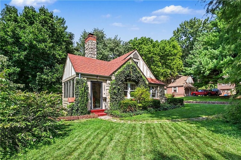 1902 S Lake Dr, Independence, MO 64055