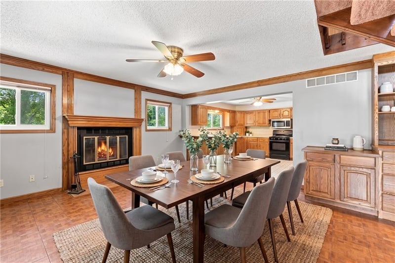 1322 S Kings Hw, Independence, MO 64055