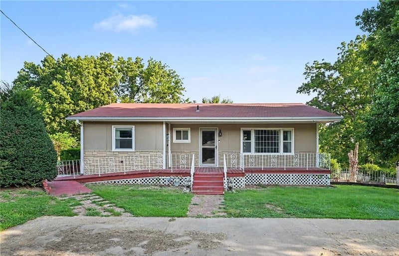 2921 Pear St, St Joseph, MO 64503
