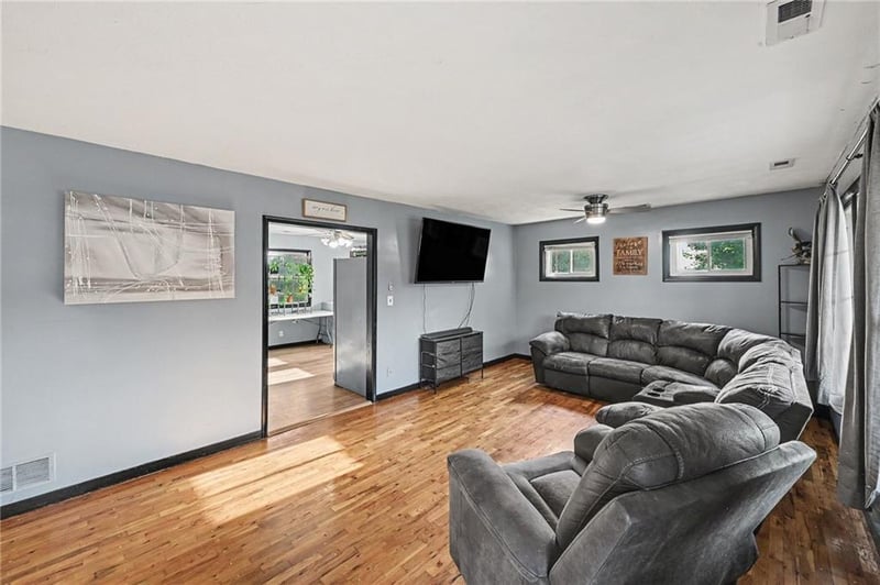 2921 Pear St, St Joseph, MO 64503