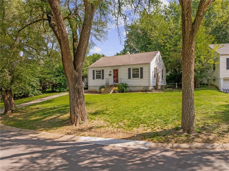 8605 Summit St, Kansas City, MO 64114