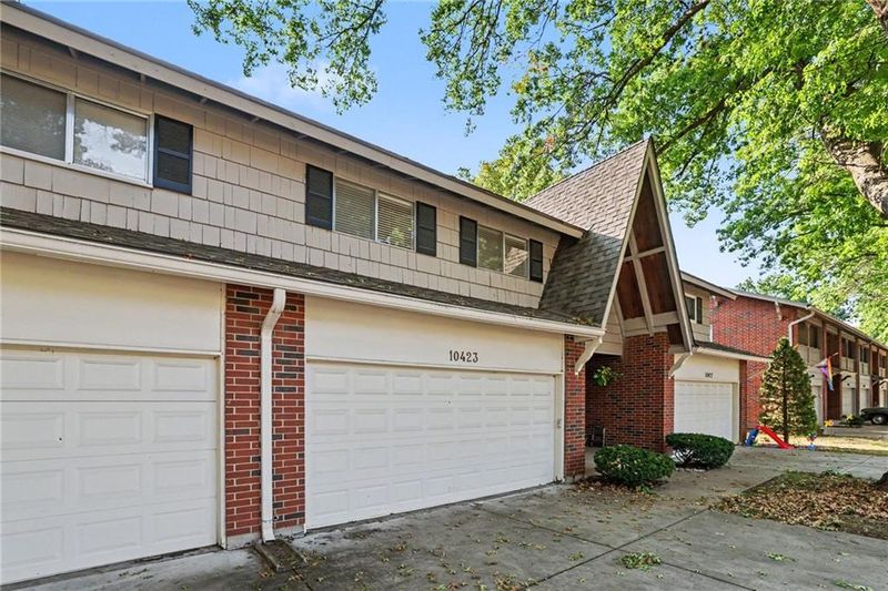 10423 Ash St, Overland Park, KS 66207