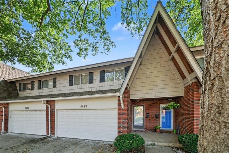 10423 Ash St, Overland Park, KS 66207
