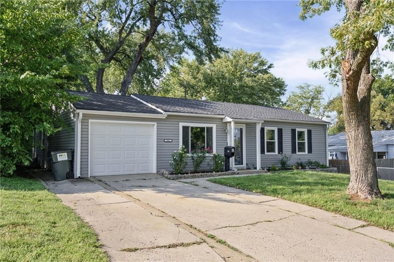 302 E 3rd Dr S, Independence, MO 64050