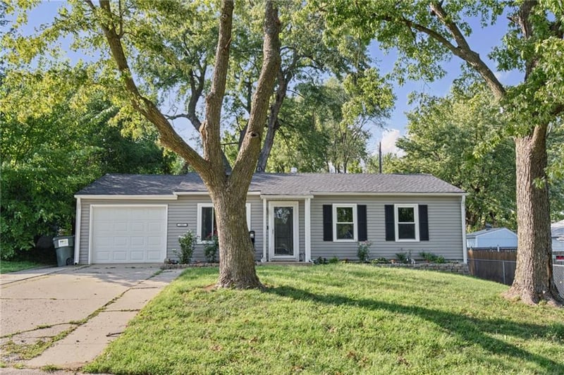 302 E 3rd Dr S, Independence, MO 64050