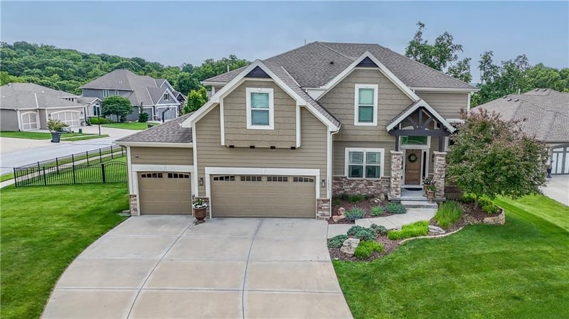 15053 Eagle Ln, Parkville, MO 64152