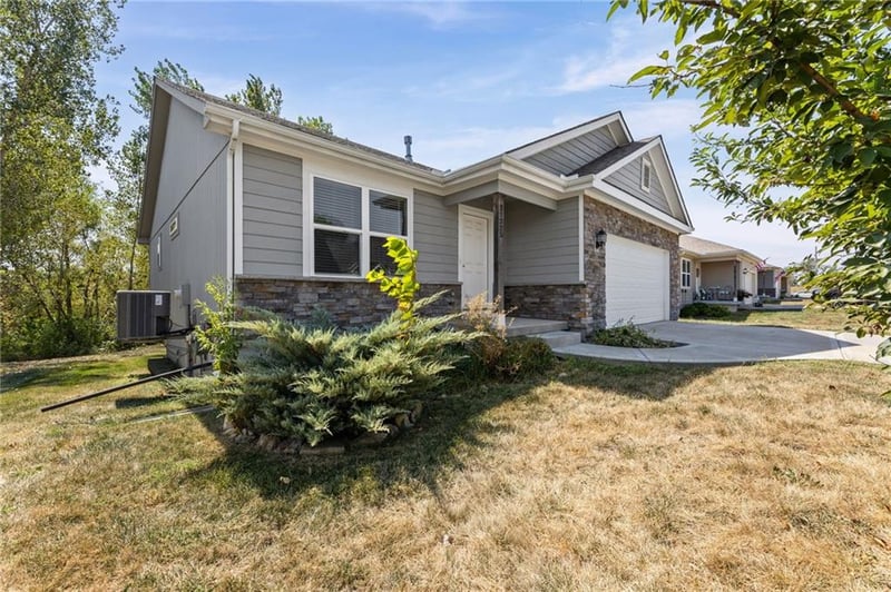21325 W 216th St, Spring Hill, KS 66083