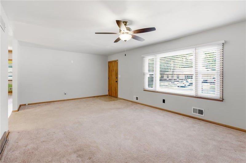8910 W 48th St, Merriam, KS 66203