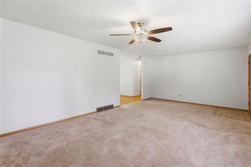 8910 W 48th St, Merriam, KS 66203