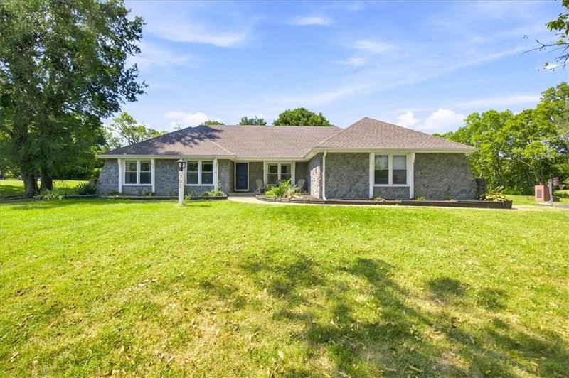 702 2nd Ave S, Greenwood, MO 64034