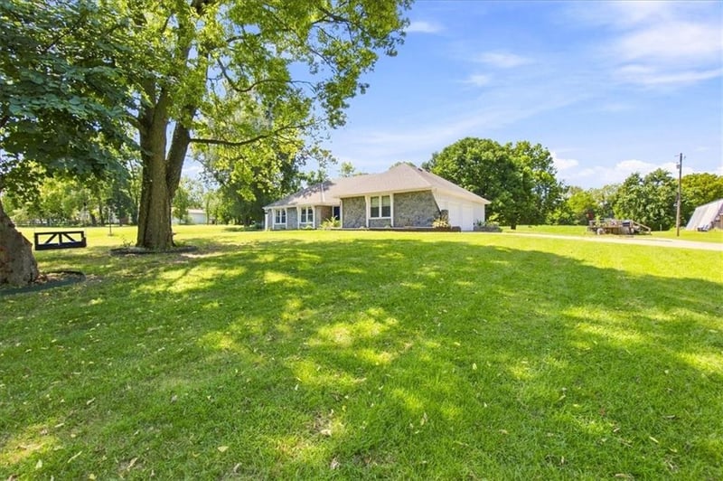 702 2nd Ave S, Greenwood, MO 64034