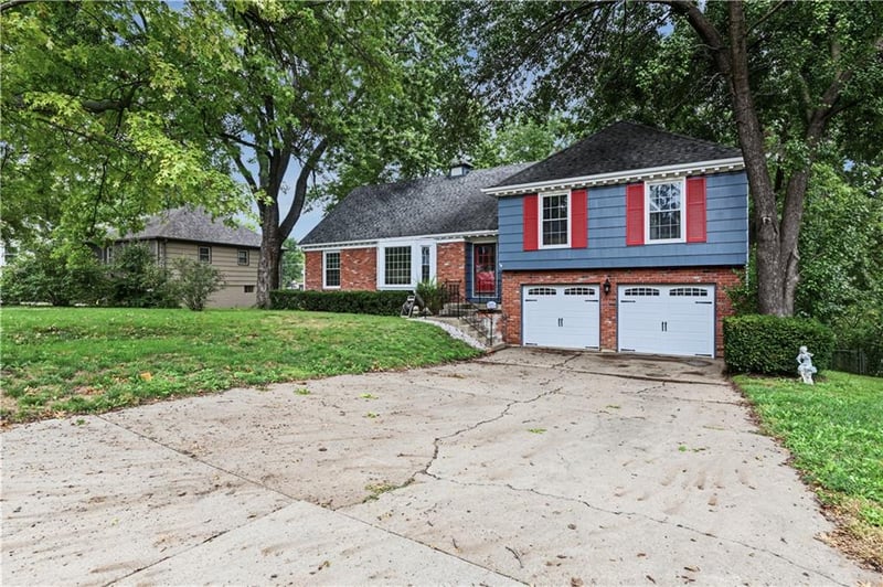 9147 Westbrooke Dr, Overland Park, KS 66214