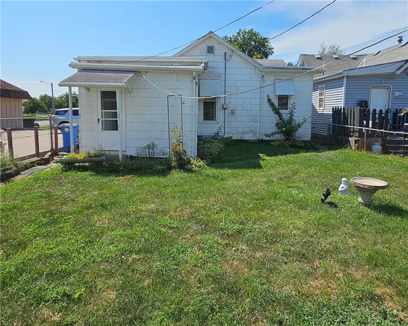1005 N 22nd St, St Joseph, MO 64506