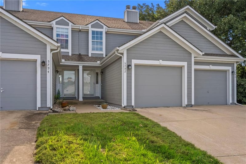 5792 NW Plantation Cir, Lee's Summit, MO 64064