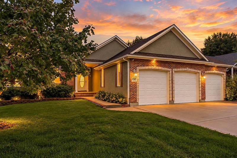 4383 SW Creekview Dr, Lee's Summit, MO 64082