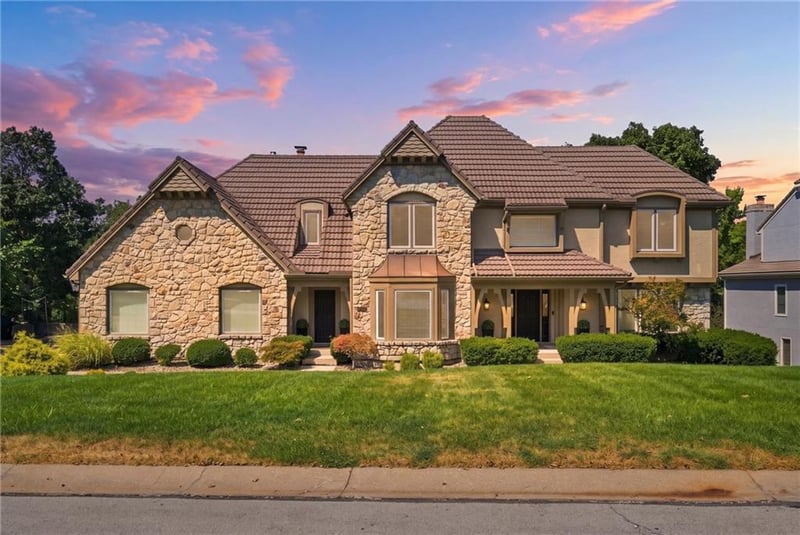 12520 Sherwood St, Leawood, KS 66209
