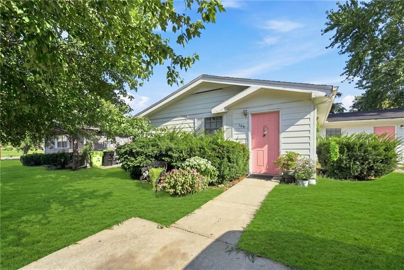 104 E Sunrise Dr, Belton, MO 64012