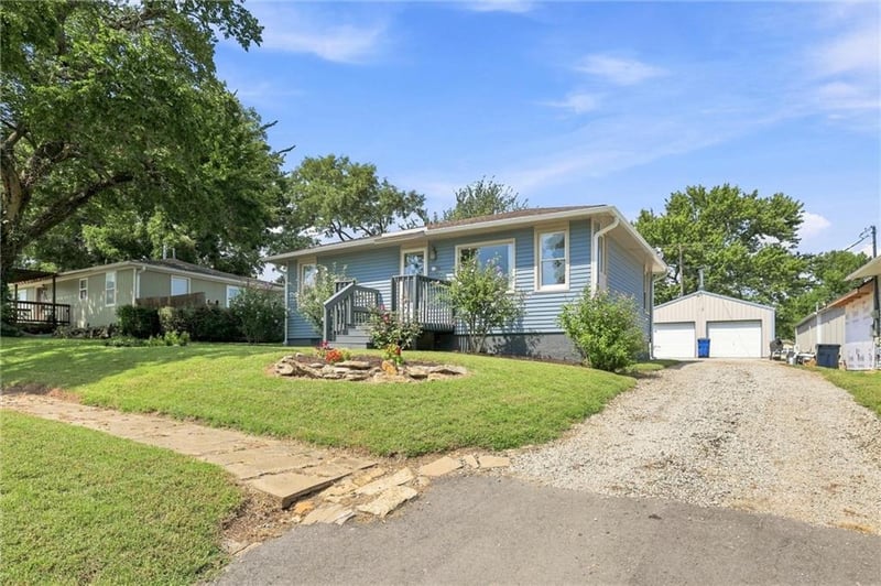 206 E Lake St, Mclouth, KS 66054