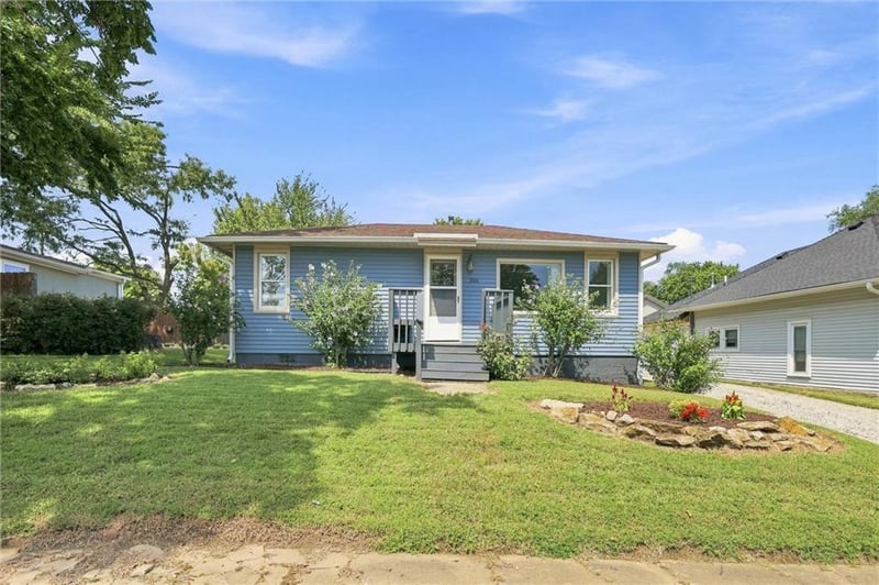206 E Lake St, Mclouth, KS 66054