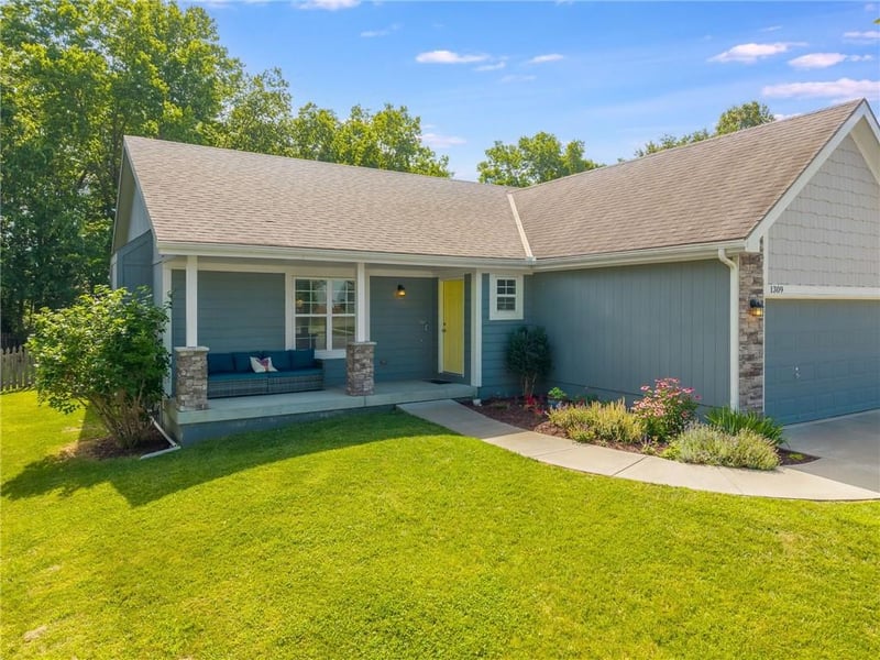 1309 Regency Dr, Kearney, MO 64060