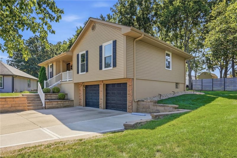 3306 NW Shannon Ct, Blue Springs, MO 64015