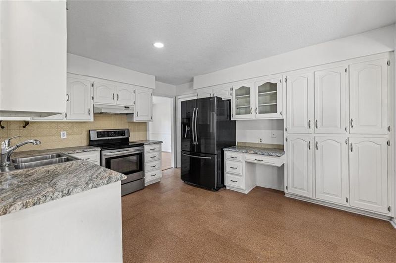905 S Lincoln Ave, Raymore, MO 64083