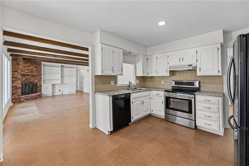 905 S Lincoln Ave, Raymore, MO 64083