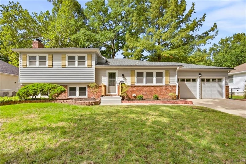 9624 Woodson Dr, Overland Park, KS 66207