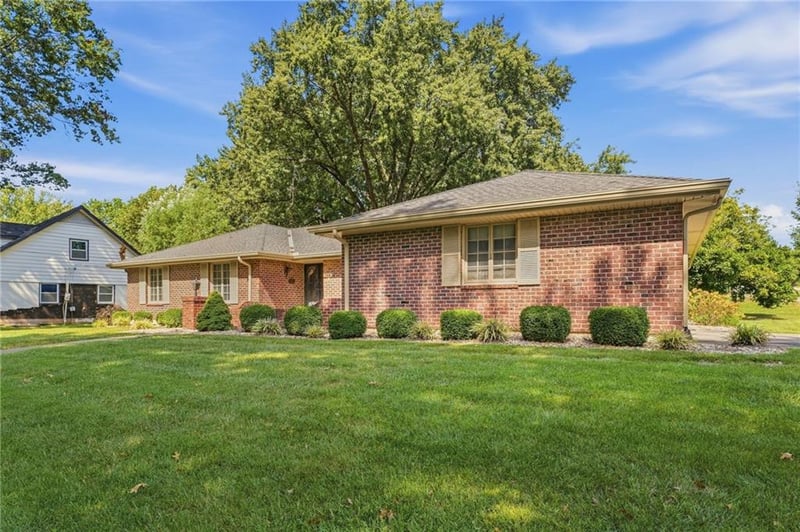 306 NW Lincolnwood Dr, Lee's Summit, MO 64063