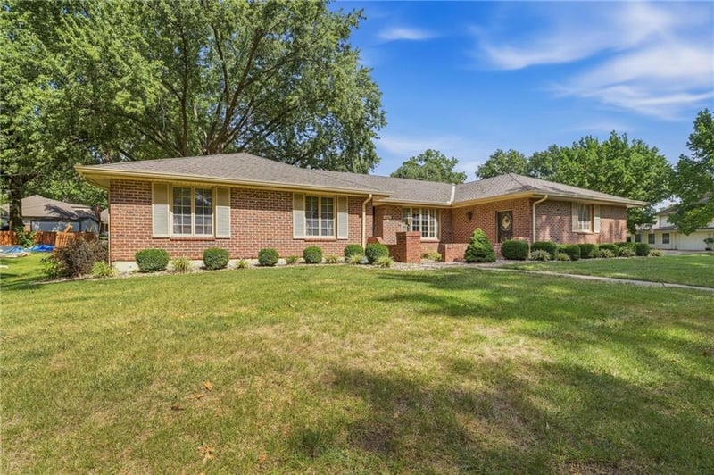 306 NW Lincolnwood Dr, Lee's Summit, MO 64063
