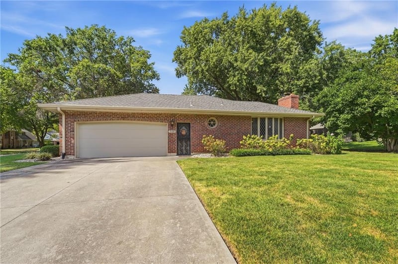 306 NW Lincolnwood Dr, Lee's Summit, MO 64063
