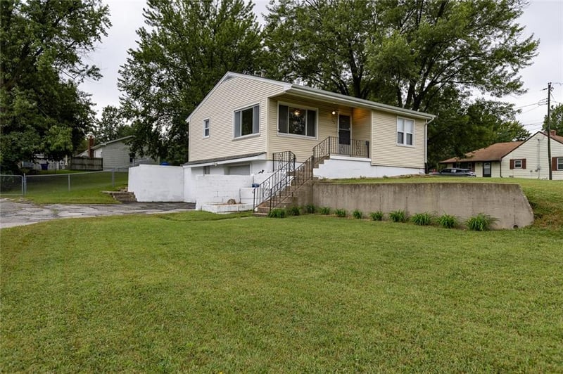 1405 NE 72 St, Gladstone, MO 64118