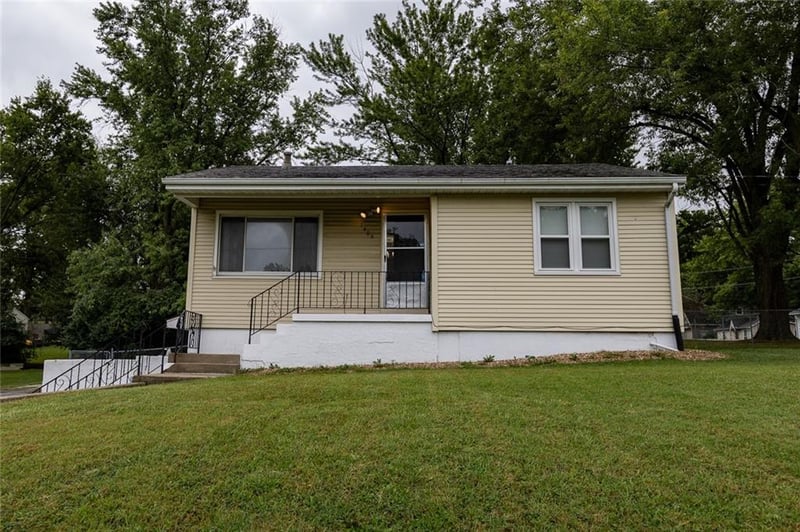 1405 NE 72 St, Gladstone, MO 64118