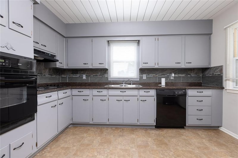 1405 NE 72 St, Gladstone, MO 64118
