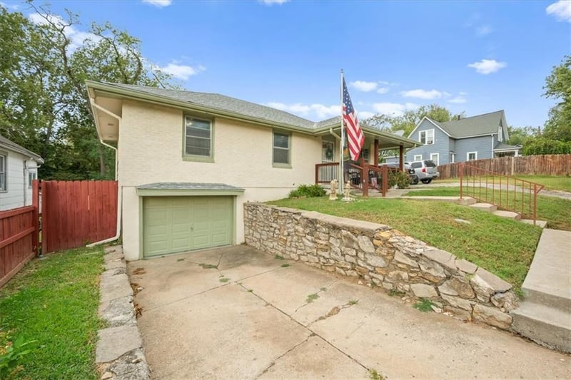 406 Elmwood Ave, Kansas City, MO 64124