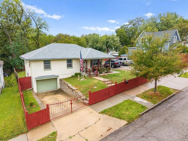 406 Elmwood Ave, Kansas City, MO 64124